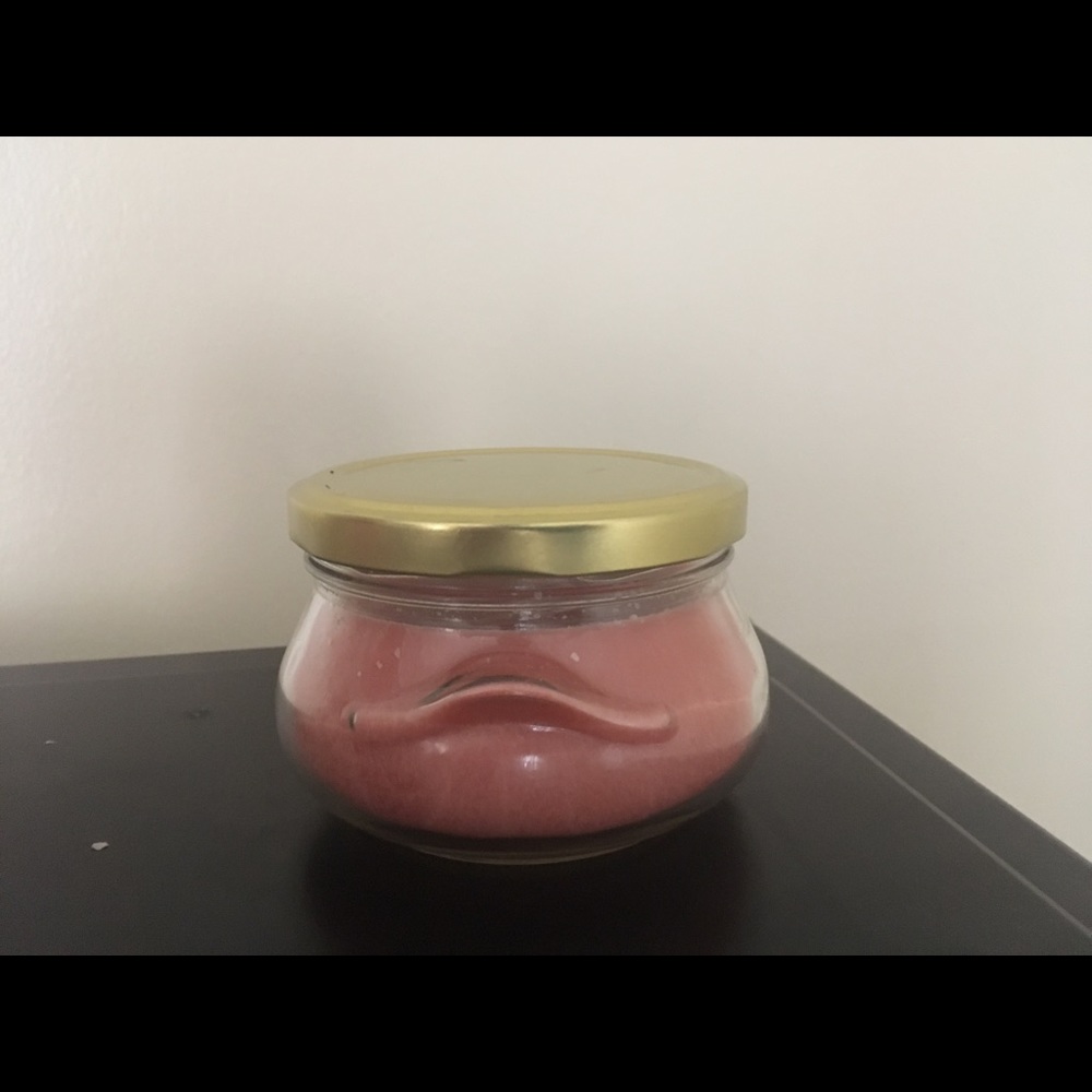 6 oz strawberry scented candle